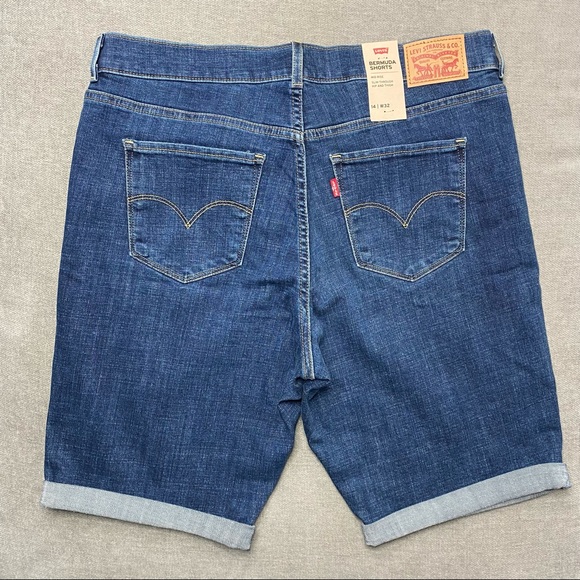 Levi’s Plus Size Sculpt Bermuda Shorts - Picture 4 of 6